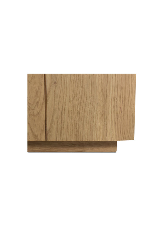 Meuble TV Plank, charme du chêne massif et style moderne.