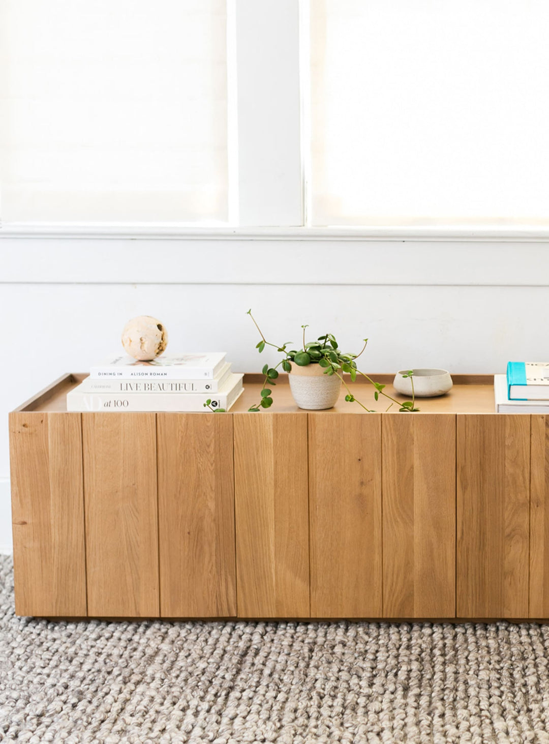 Meuble TV Plank en chêne massif, design naturel et contemporain.