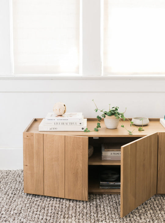 Plank, meuble TV contemporain en chêne massif naturel.