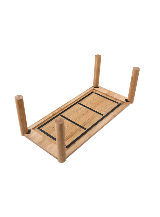 Élégance sculpturale et convivialité caractérisent la table à dîner Post de Moe's Home. Naturel.