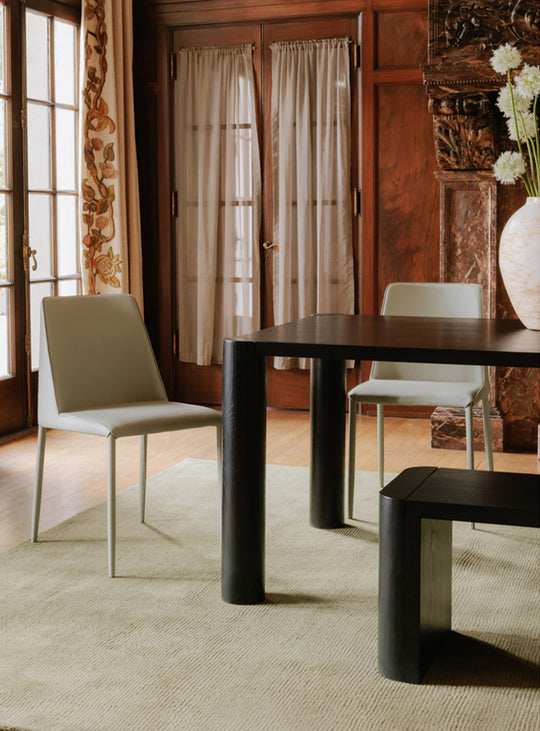 La table à dîner Post de Moe's Home : chêne massif et design aux poteaux arrondis. Noir.