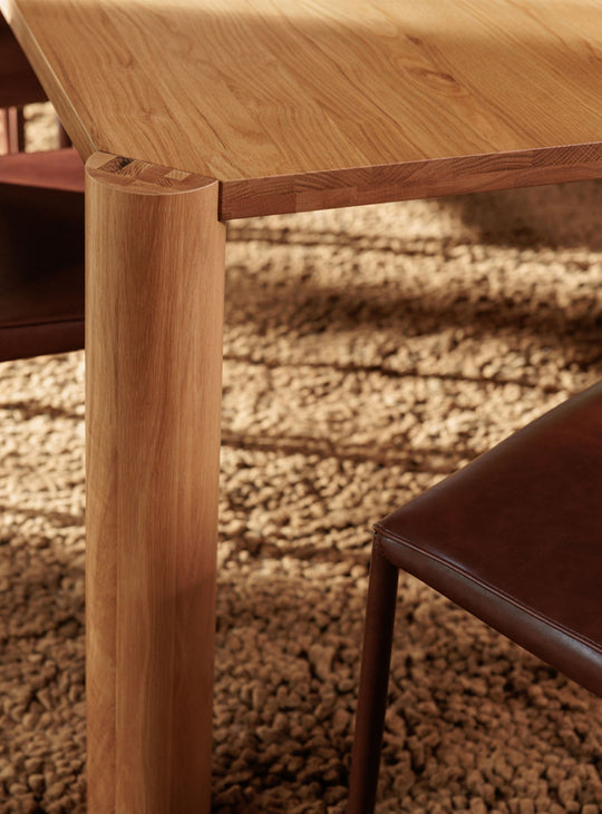 Chêne massif et design rythmique définissent la table à dîner Post de Moe's Home. Naturel.