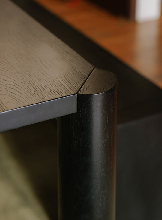 La table à dîner Post de Moe's Home : un meuble unique au caractère chaleureux. Noir.