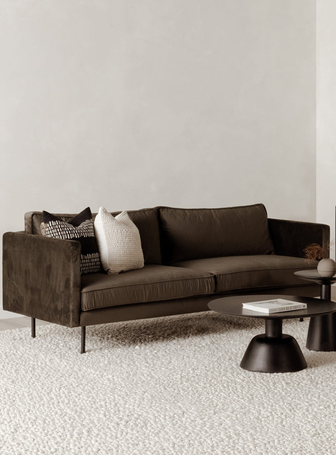 Le sofa Raphael de Moe's Home : design mid-century, confort et élégance.