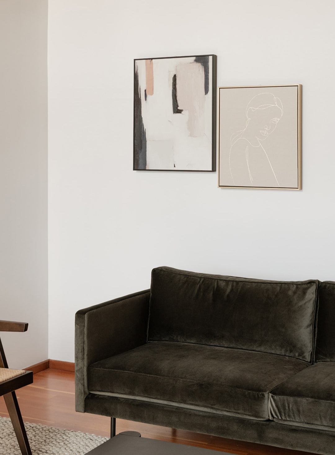 Le sofa Raphael de Moe's Home : bois FSC, pieds en métal et design durable.