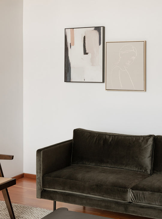 Le sofa Raphael de Moe's Home : bois FSC, pieds en métal et design durable.