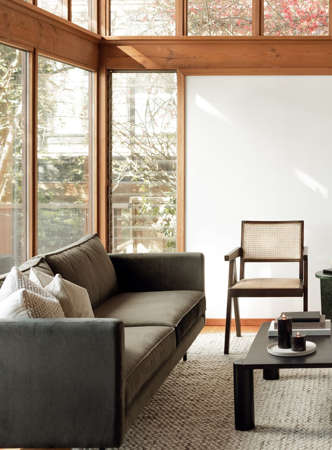 Ajoutez charme et stabilité à votre salon avec le sofa Raphael de Moe's Home.