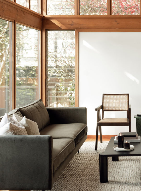 Ajoutez charme et stabilité à votre salon avec le sofa Raphael de Moe's Home.