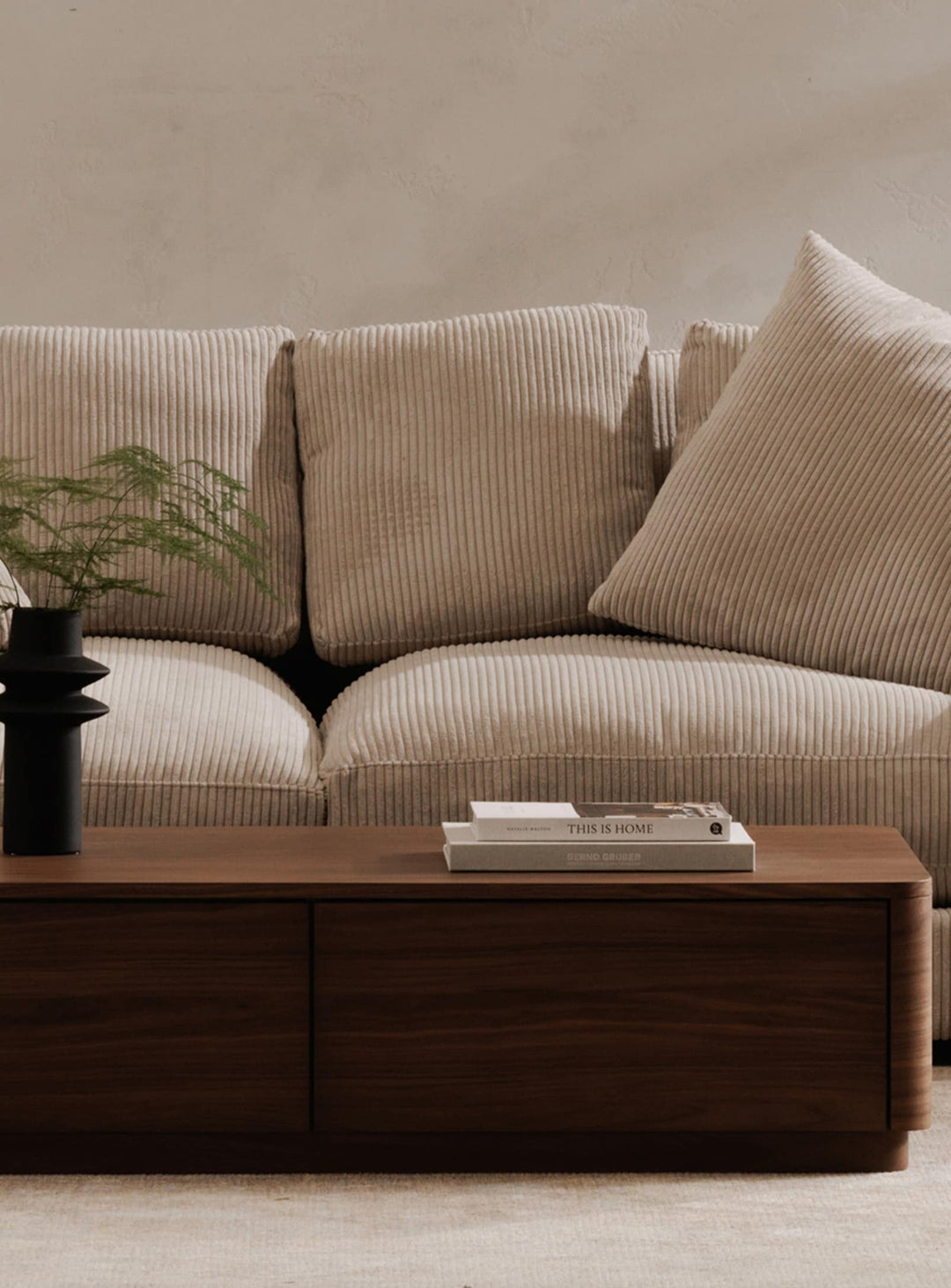 Table à café Round Off, équilibre parfait entre nature et modernité. noyer