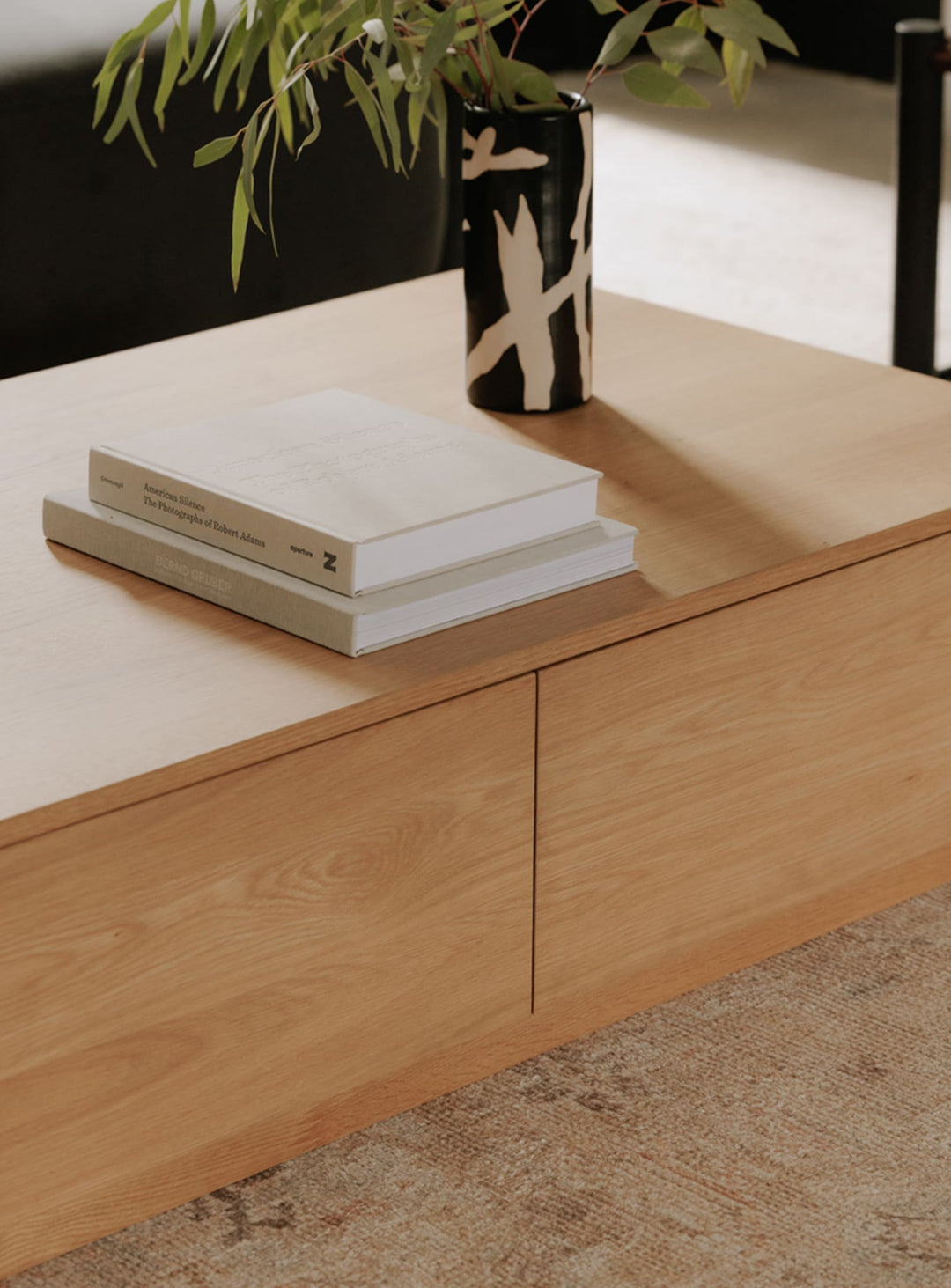 Moe’s Home Round Off, grain de bois sublime et design épuré. chene