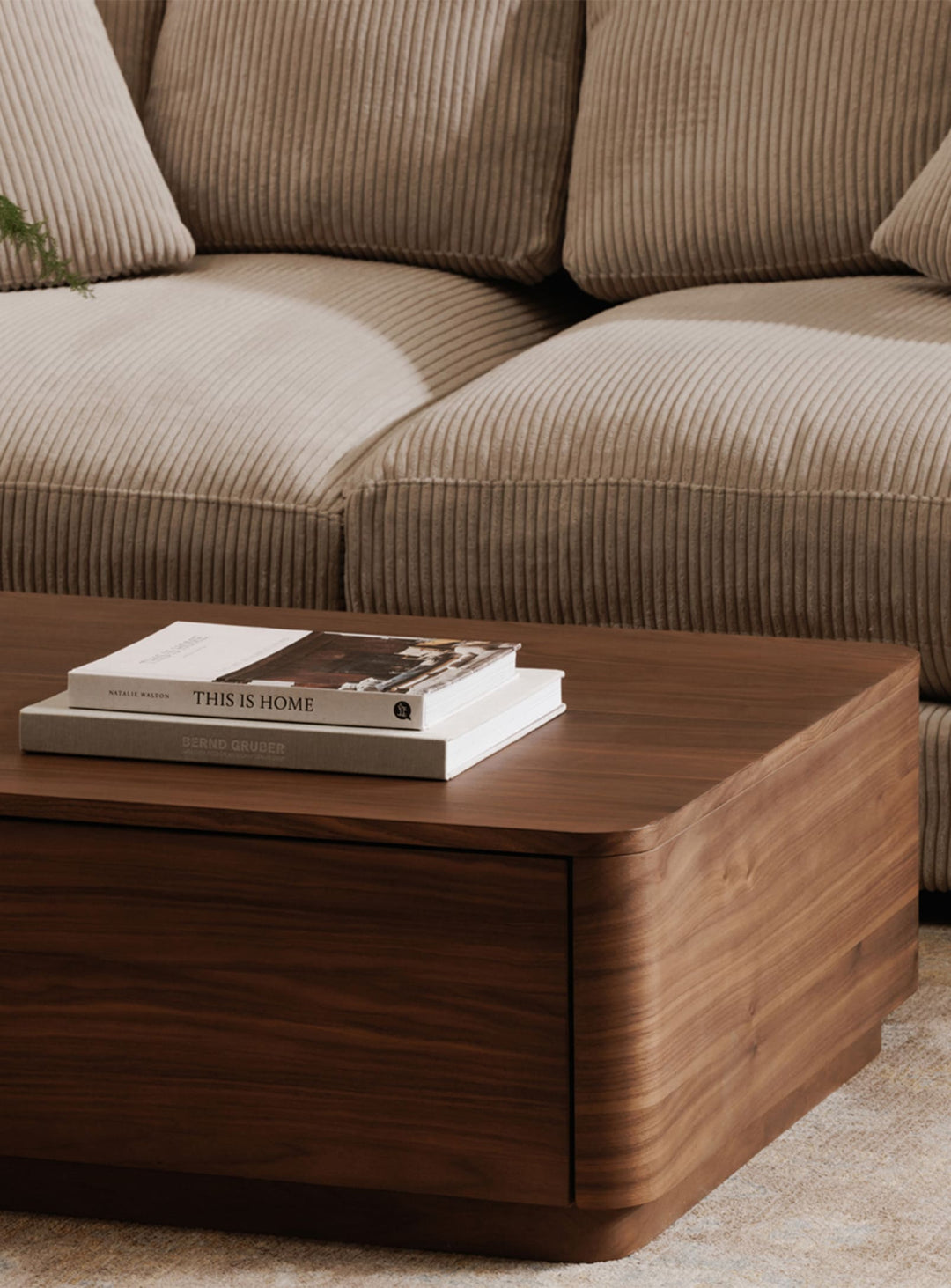 Table à café Round Off, bois massif et tiroirs discrets intégrés. noyer