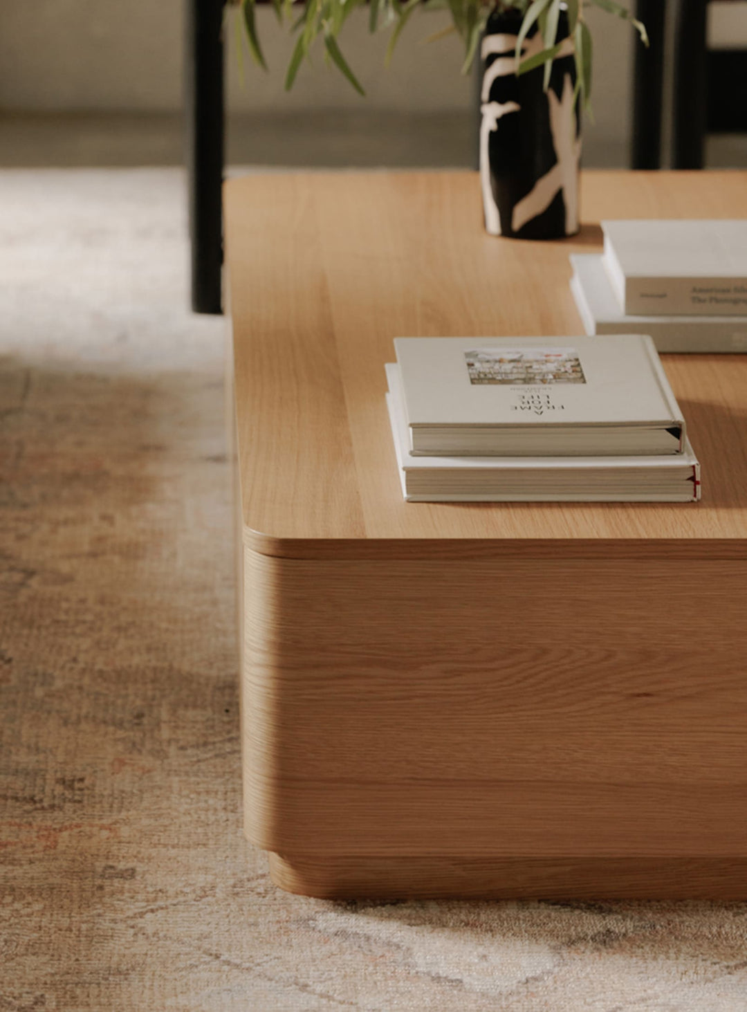 Round Off, table à café en bois au style minimaliste et chaleureux. chene