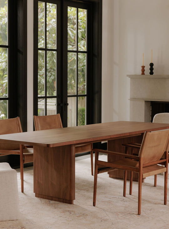 Table à dîner Round Off de Moe’s Home, élégance naturelle du bois massif. noyer.