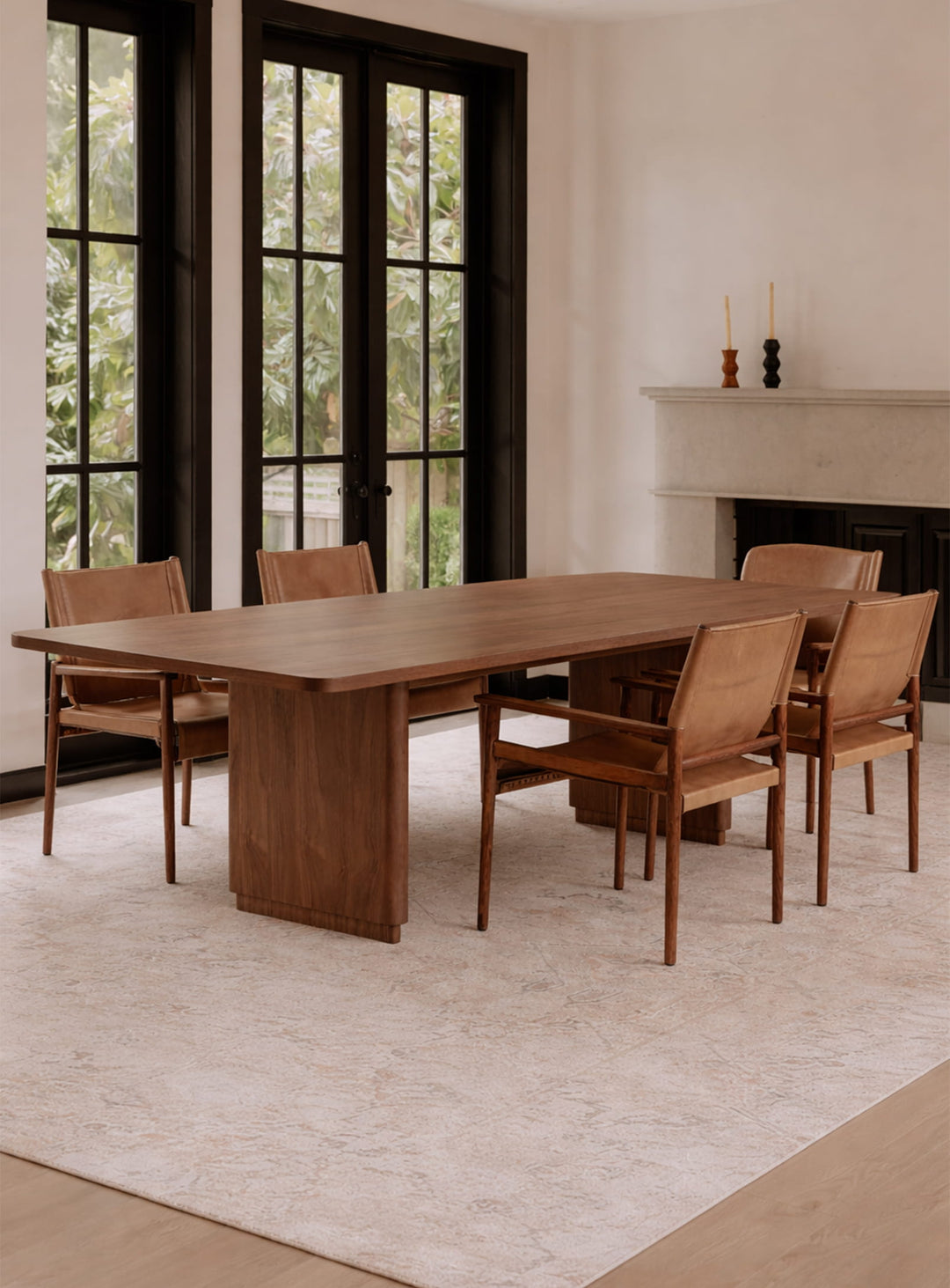 Table à dîner Round Off de Moe’s Home, élégance naturelle du bois massif. noyer.