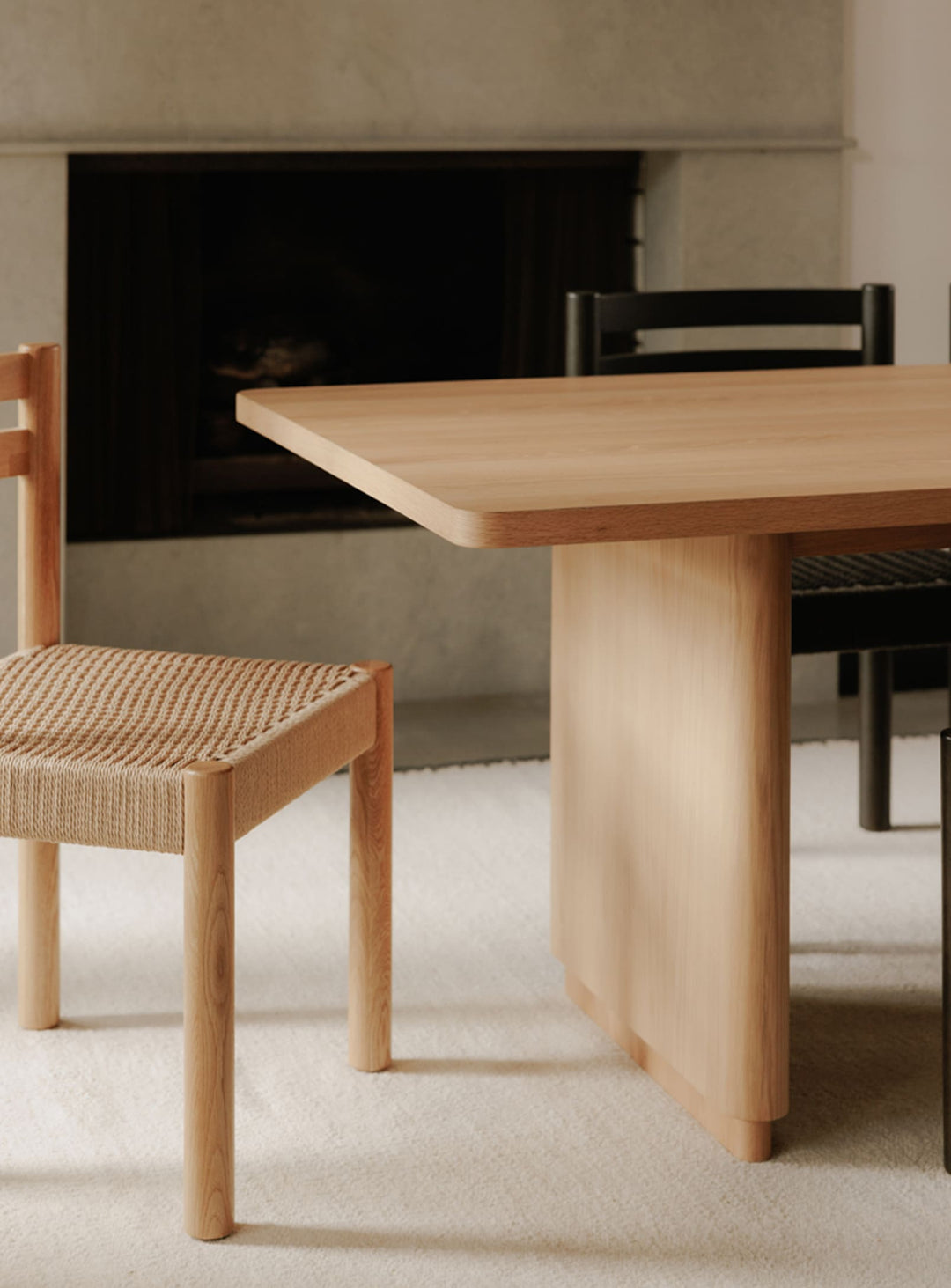 Round Off, table à dîner moderne alliant beauté naturelle et convivialité. chêne