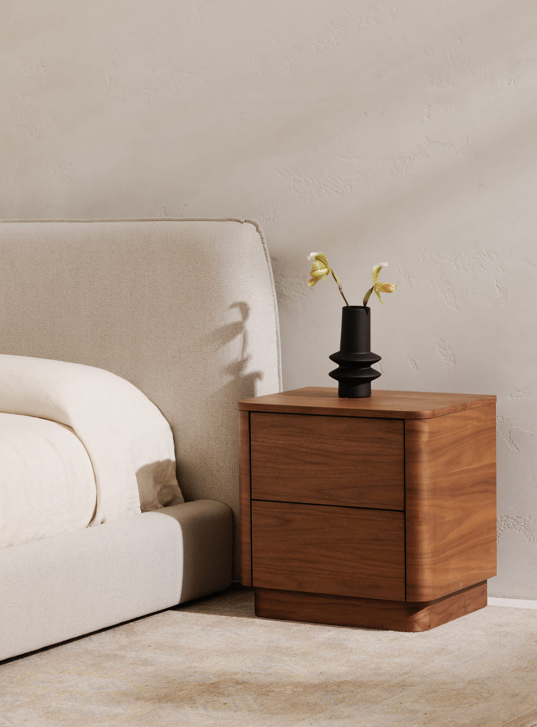 La table de chevet Moe’s Home Round Off allie design arrondi, bois naturel et élégance contemporaine. noyer