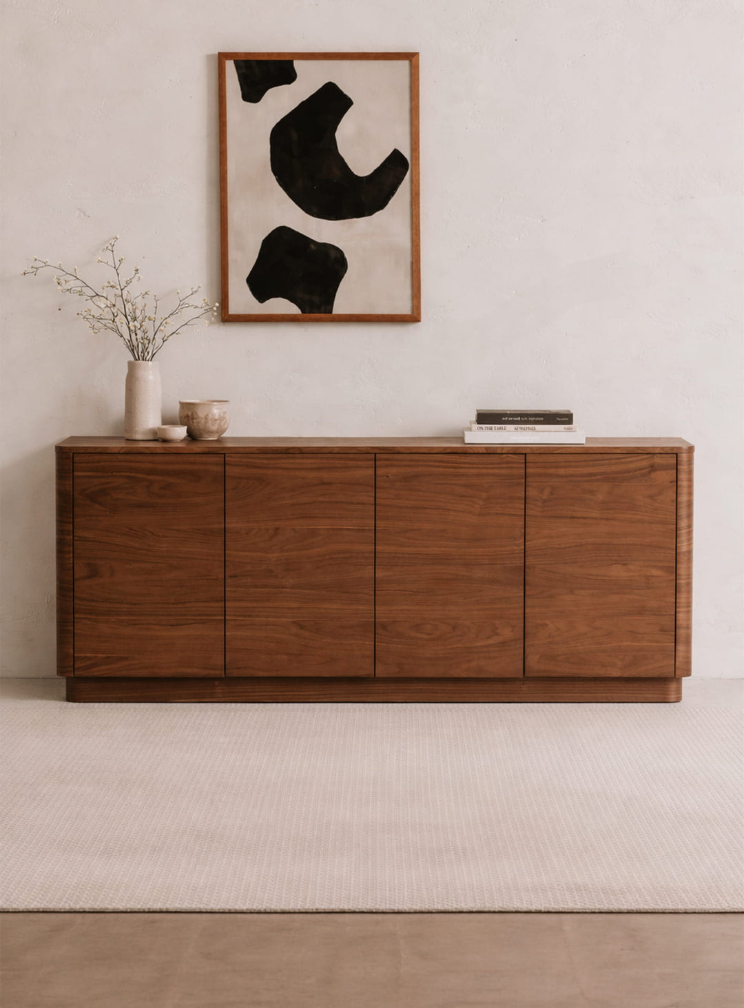 Buffet Round Off de Blu Dot, design minimaliste et bois naturel. noyer