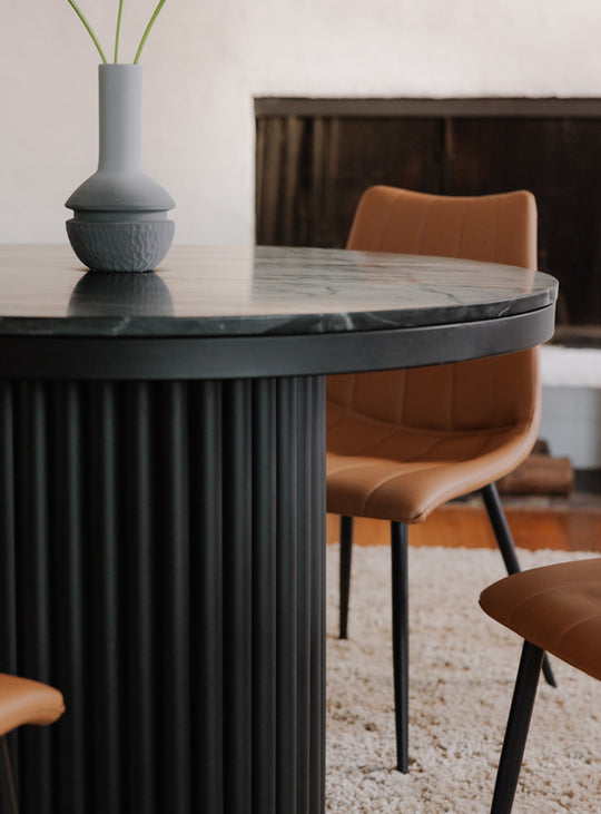 La table à dîner ronde Tower de Moe's Home : marbre noir et base pilier sophistiquée.