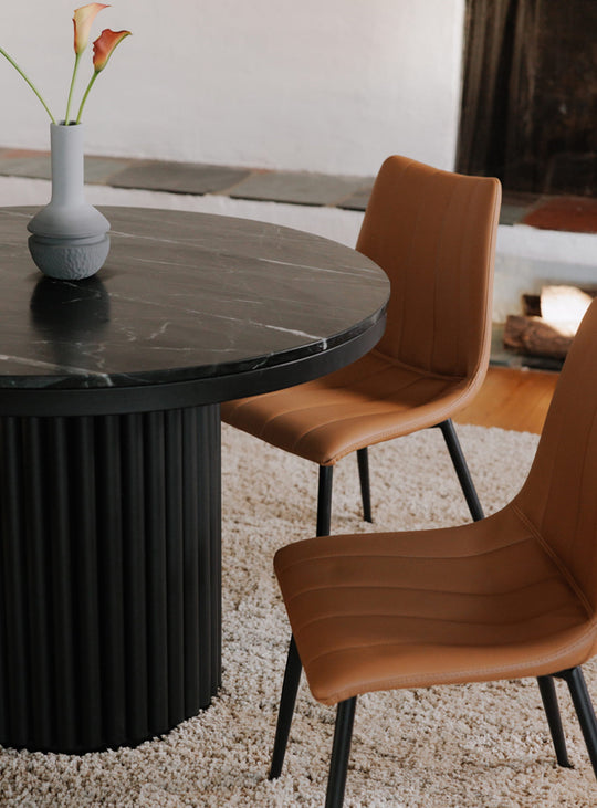 Design classique et moderne s’unissent dans la table Tower de Moe's Home.