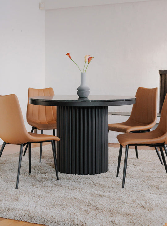 La table à dîner ronde Tower de Moe's Home : base en métal pilier et plateau en marbre noir.