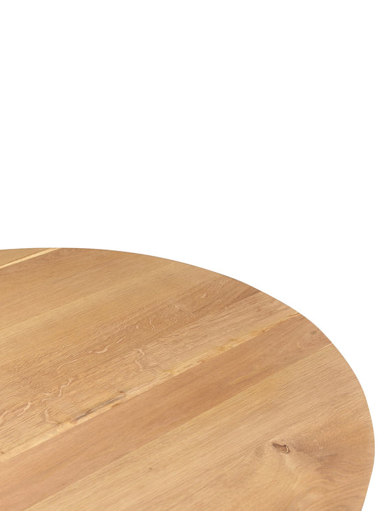 Trie, table à dîner en chêne au charme organique et intemporel.