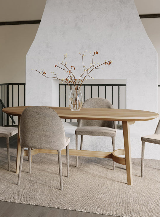 Table à dîner Trie de Moe’s Home, design en chêne naturel et convivial.