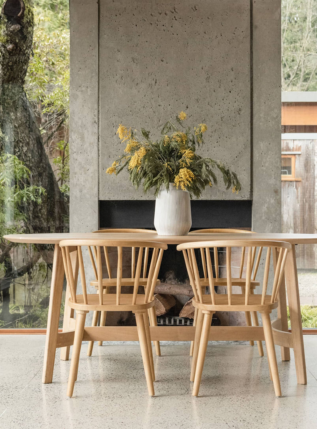 Table Trie de Moe’s Home, design naturel et esprit convivial.
