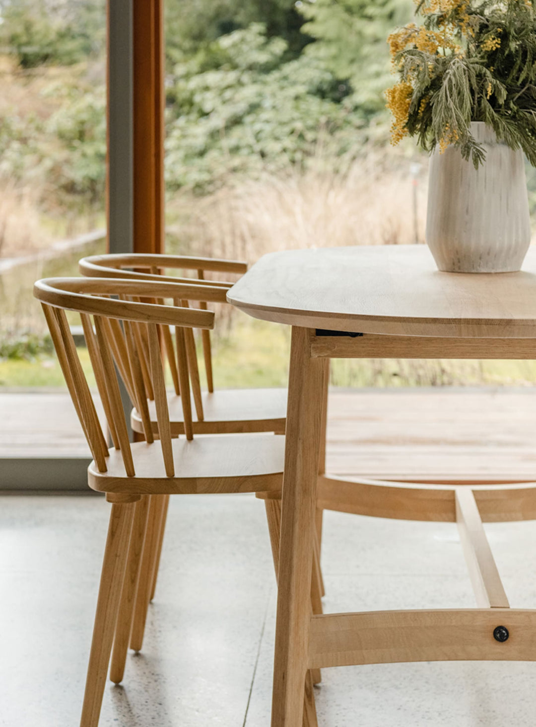 Table à dîner Trie, bois de chêne et esthétique apaisante.