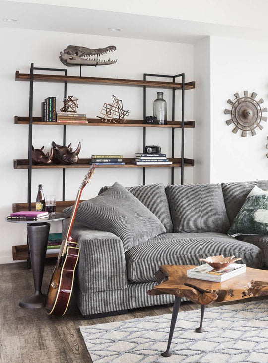 Bibliothèque Vancouver : cadre en fer et acacia brun clair pour un design moderne et chaleureux.