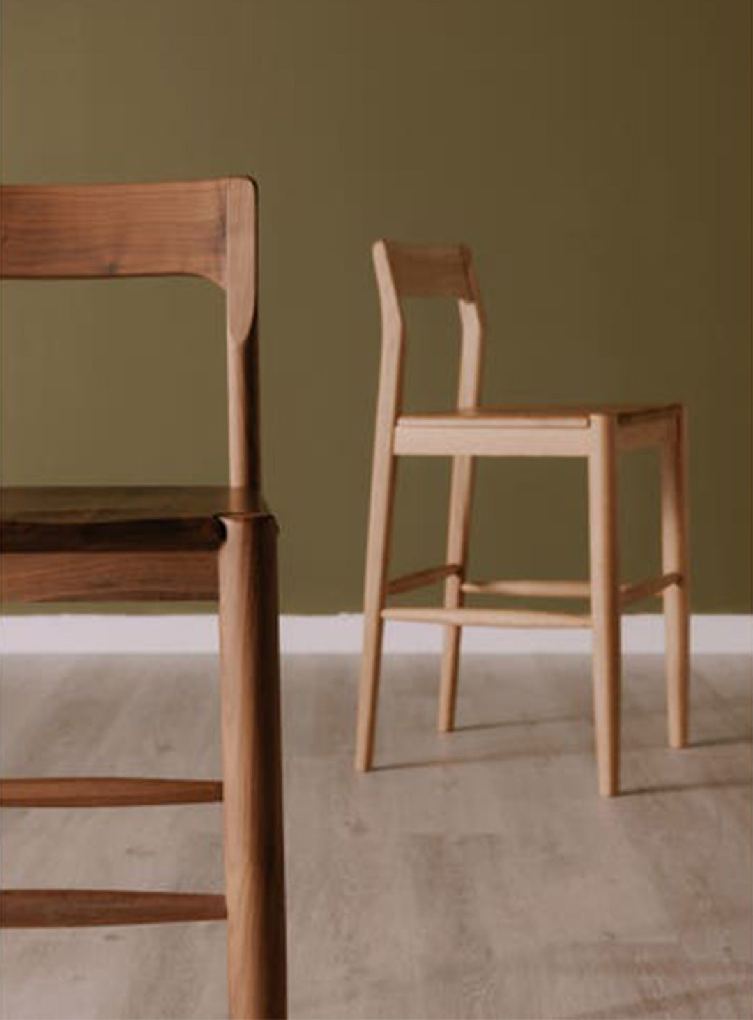 Tabouret de comptoir Owing de Moe's : design mi-hauteur en chêne massif. Naturel.