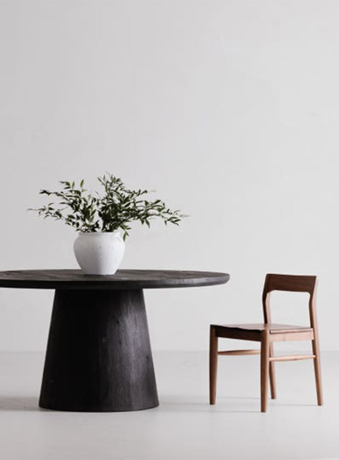 Chaise à dîner Owing de Moe's : idéale pour salle à manger chic. Noyer.