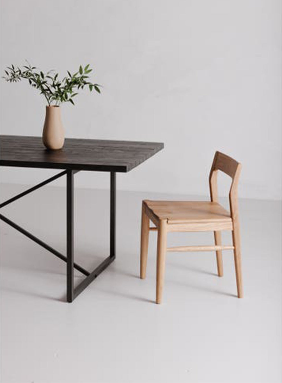 Chaise à dîner Owing de Moe's : élégance mid-century en chêne massif. Naturel.