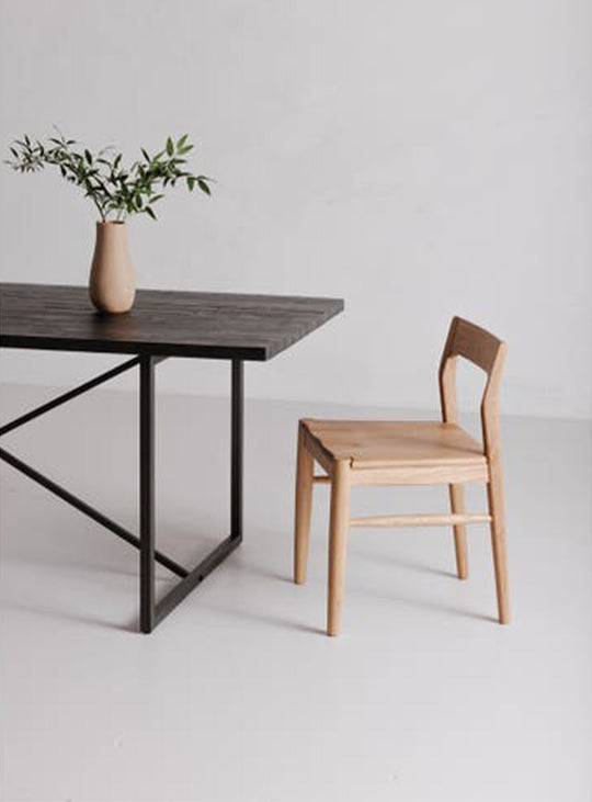 Chaise à dîner Owing de Moe's : élégance mid-century en chêne massif. Naturel.