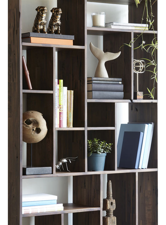 Bibliothèque Redemption de Moe's avec structure artisanale en bois de noyer récupéré.