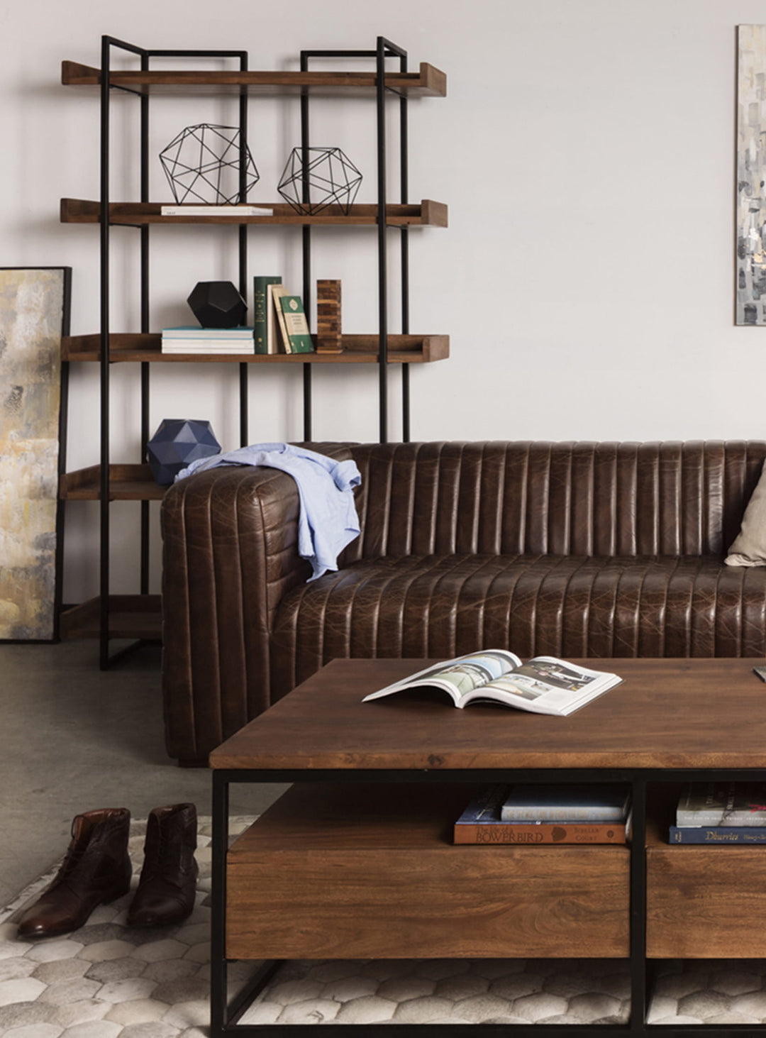 Bibliothèque compacte Vancouver de Moe's Home : idéale pour les intérieurs modernes ou industriels.