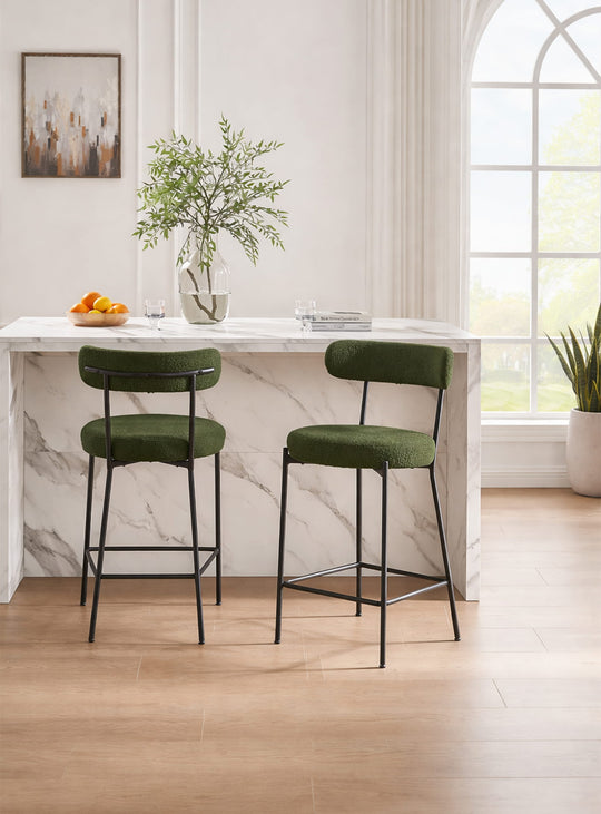 Le tabouret de comptoir Nüspace Molly séduit par son tissu bouclé et son design léger. vert