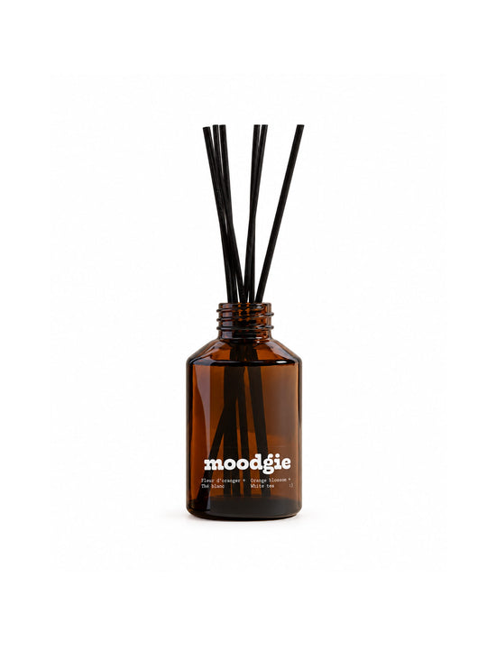 Diffuseur à roseaux moodgie, conçu pour parfumer durablement votre espace grâce à une diffusion douce et homogène. fleur d'oranger + thé blanc