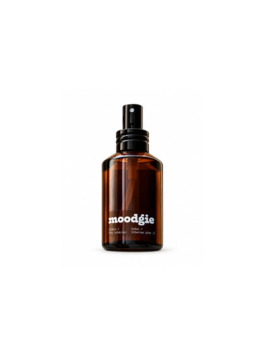 Parfum d’intérieur moodgie, une brume parfumée artisanale qui crée une ambiance raffinée et enveloppante. cedre + pin sibérien