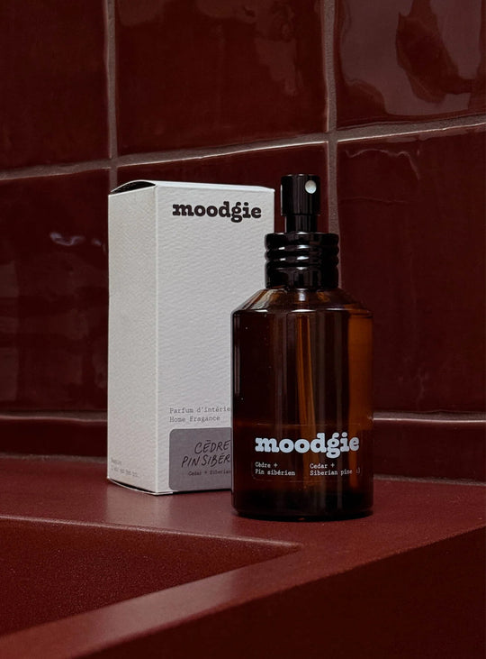 Parfum d’intérieur moodgie, fabriqué à la main à Montréal pour apporter une touche olfactive élégante à votre décor. cedre + pin sibérien