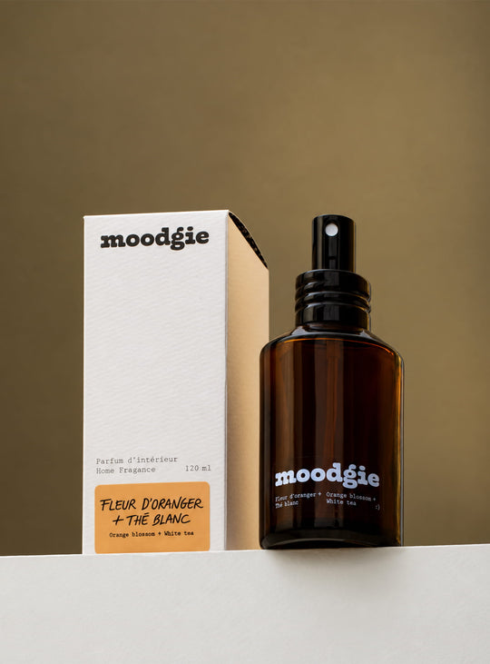 Parfum d’intérieur moodgie, disponible en univers boisés, herbacés ou floraux selon l’ambiance recherchée. fleur d'oranger + thé blanc