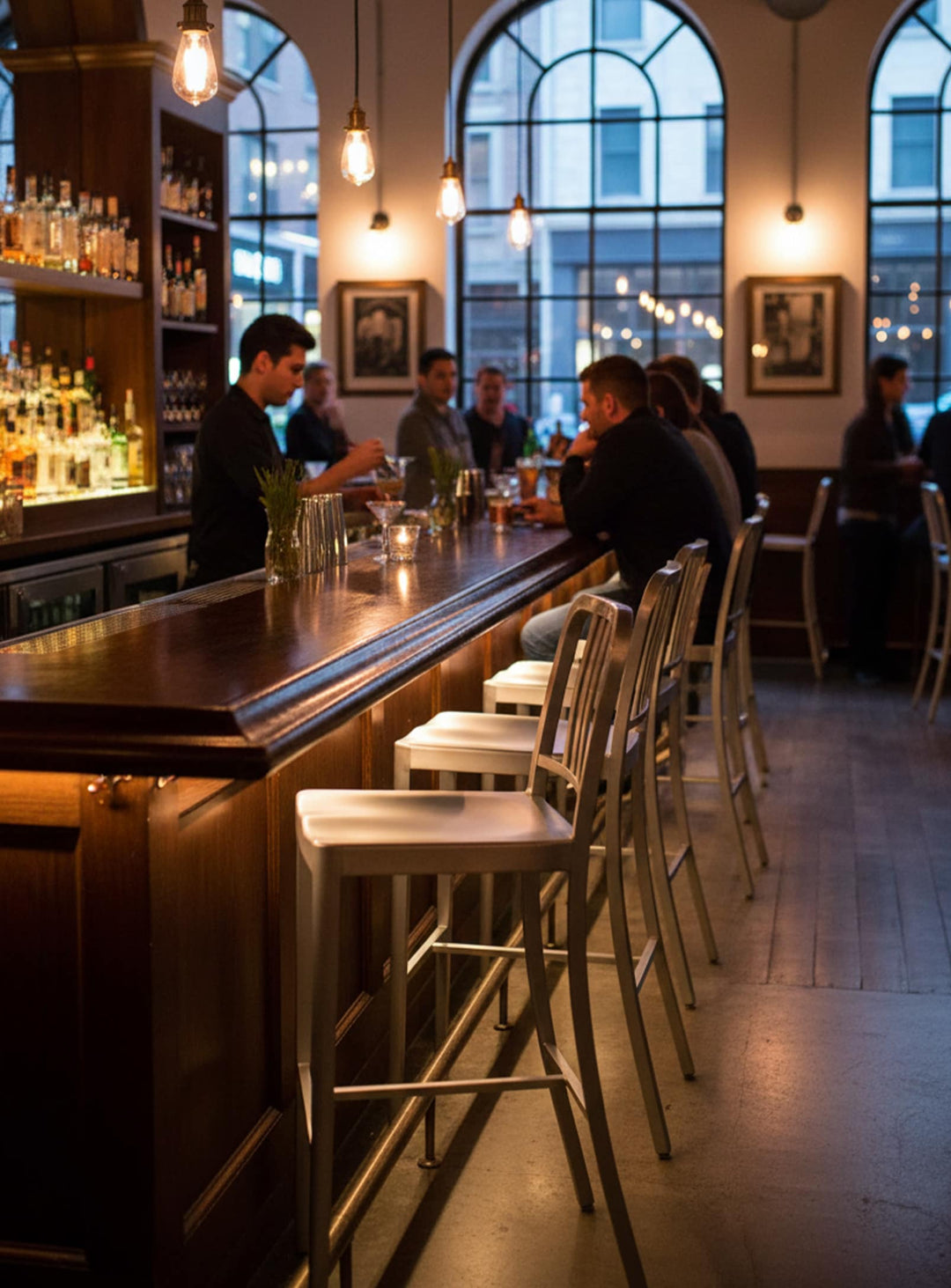 Le tabouret de bar Navy en aluminium combine praticité, stabilité et élégance moderne.