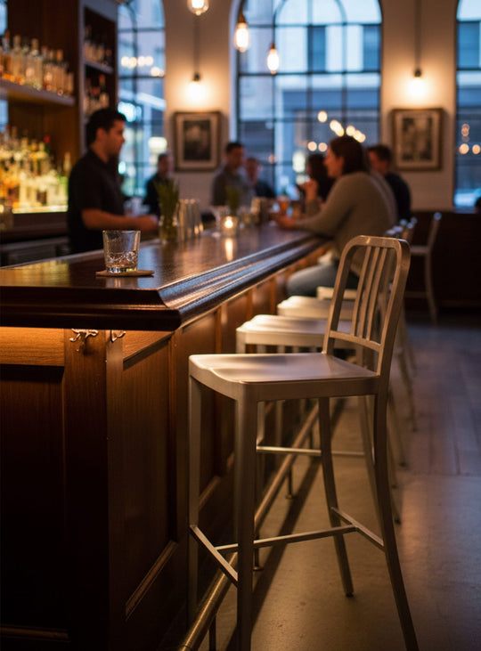 Tabouret de bar Navy, un incontournable du design industriel grâce à sa structure légère et solide.