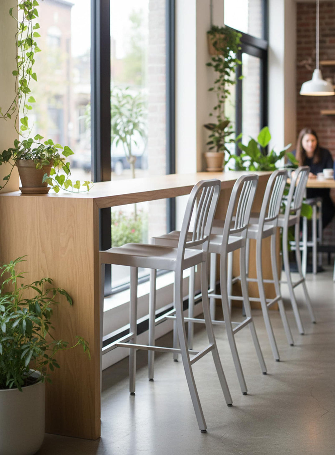 Tabouret de comptoir Navy en aluminium, idéal pour un espace convivial et stylé.