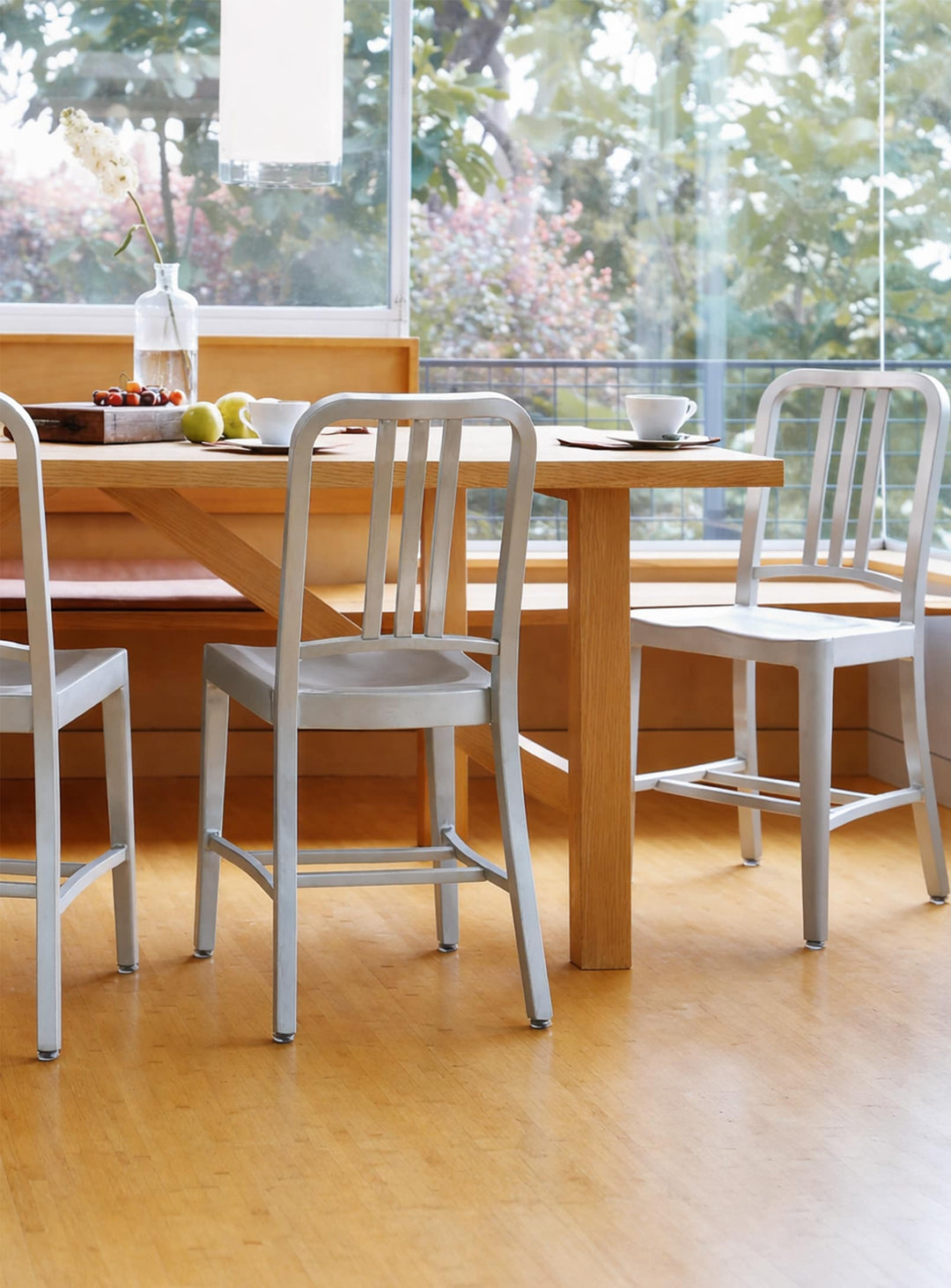 Chaise à dîner Nüspace Navy au design iconique, légère et confortable pour un intérieur moderne.