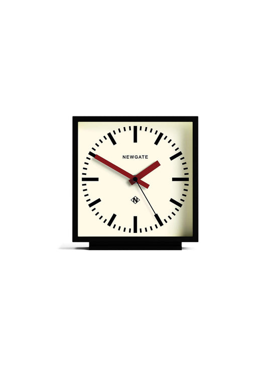 Ajoutez une touche rétro-moderne avec l’horloge Amp Mantel de Newgate, élégante et précise.