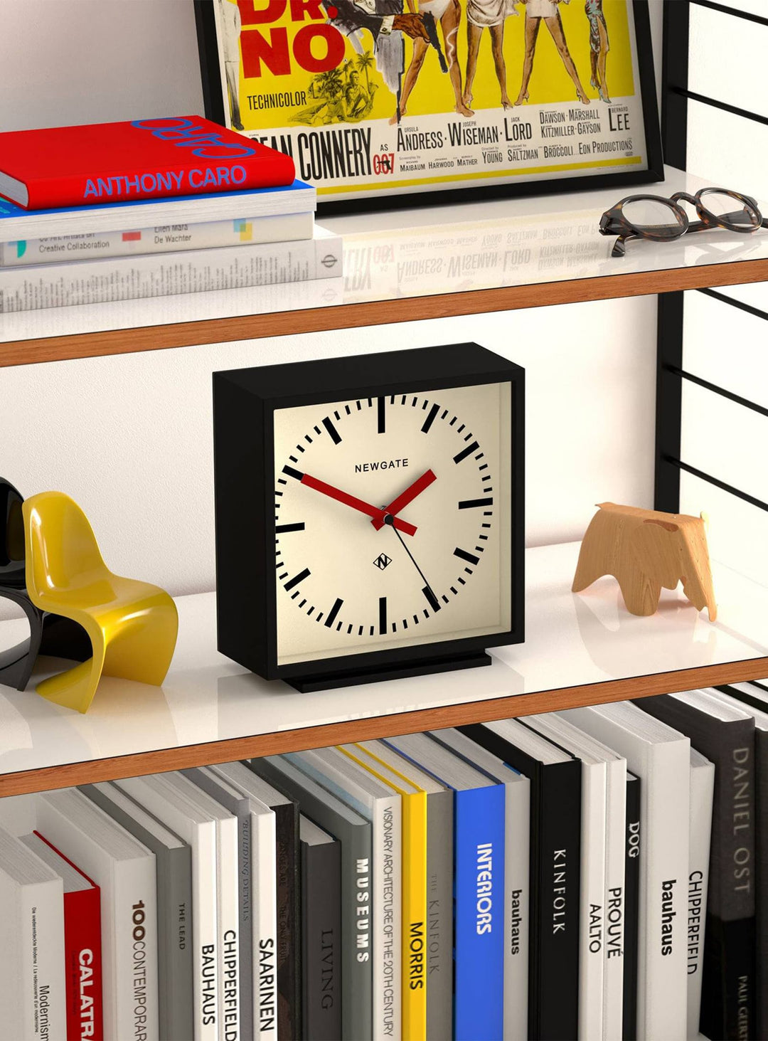 Horloge Amp Mantel de Newgate : design carré noir mat, cadran inspiré des stations et mécanisme silencieux.