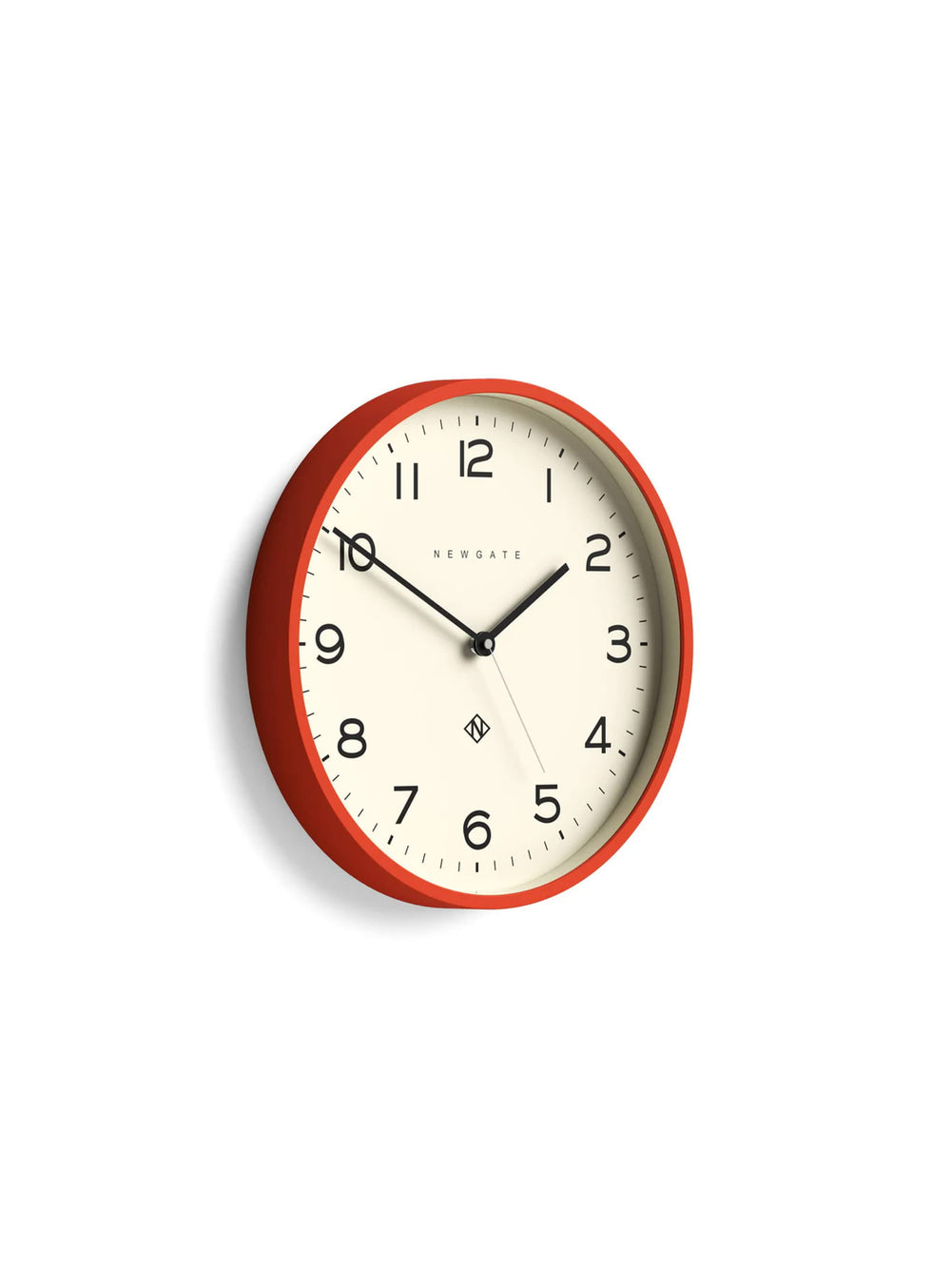 Horloge murale Echo Number Three Newgate : horloge design, couleur vibrante et look contemporain.