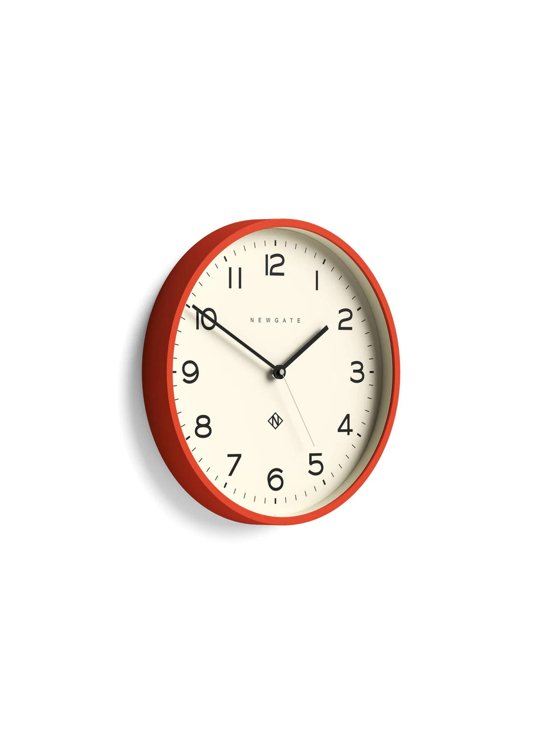 Horloge murale Echo Number Three Newgate : horloge design, couleur vibrante et look contemporain.