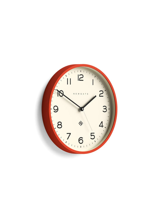 Horloge murale Echo Number Three Newgate : horloge design, couleur vibrante et look contemporain.