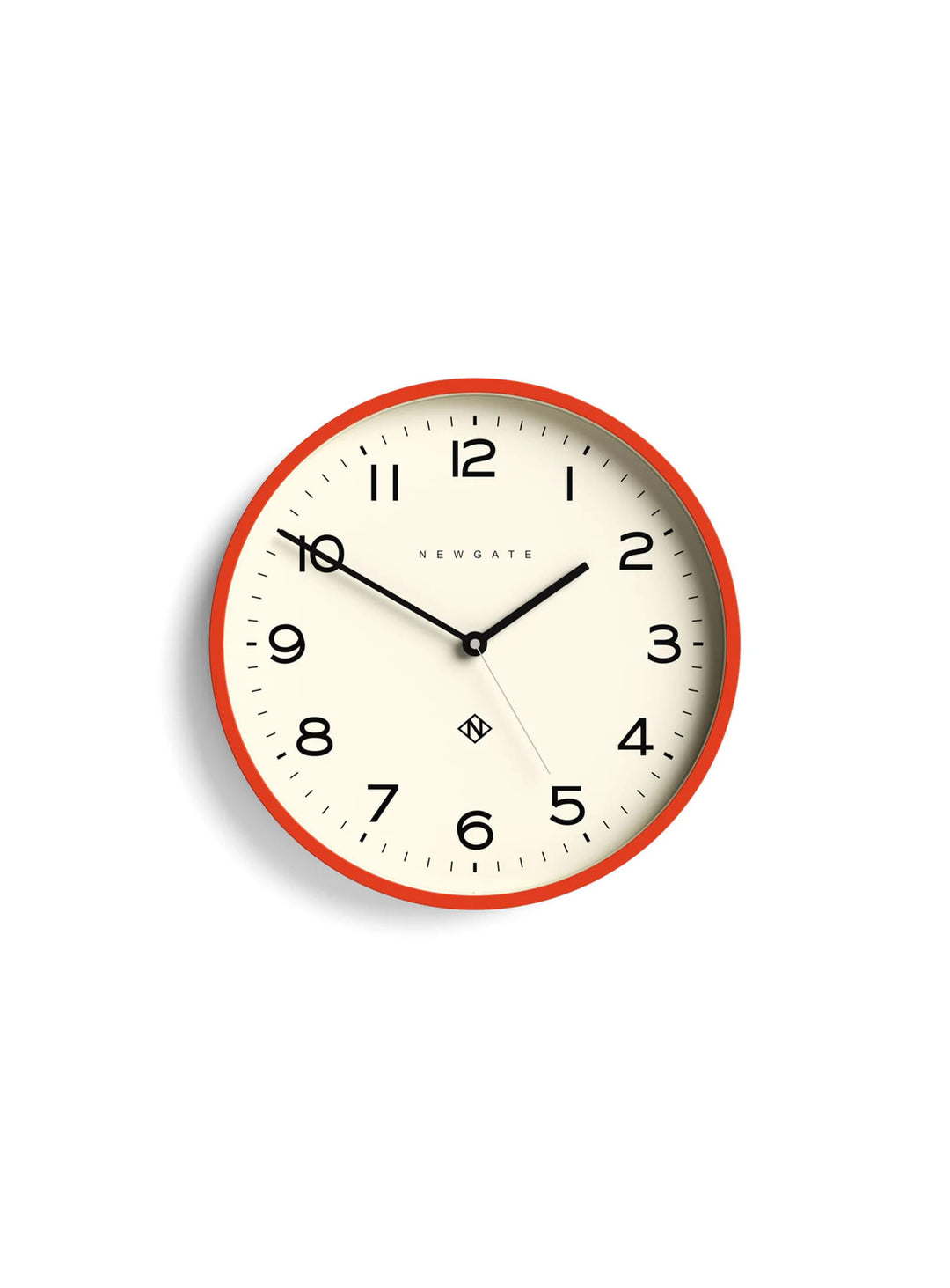 Horloge murale Echo Number Three Newgate : horloge moderne, orange et style graphique.